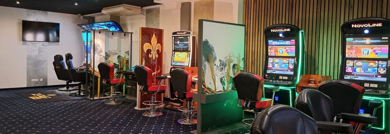 Reihe moderner Geldspielgeräte mit grüner Beleuchtung in der Spielhalle Voerde