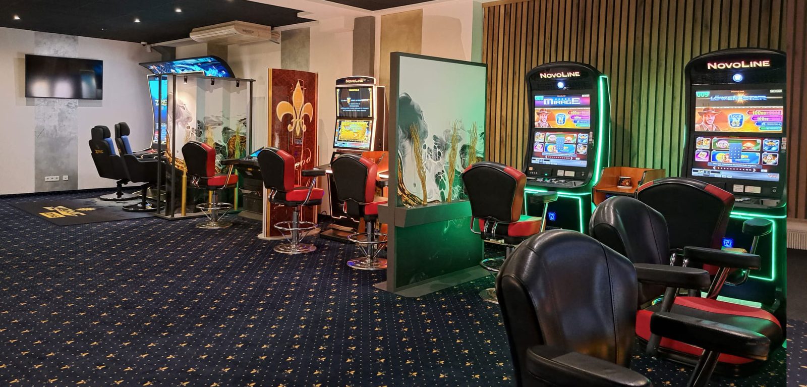 Spielgeräte mit Sitzplätzen und farbiger Beleuchtung in der Spielhalle Voerde