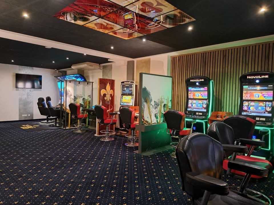 Spielsaal der Spielhalle Voerde mit beleuchteter Decke und Geldspielgeräten